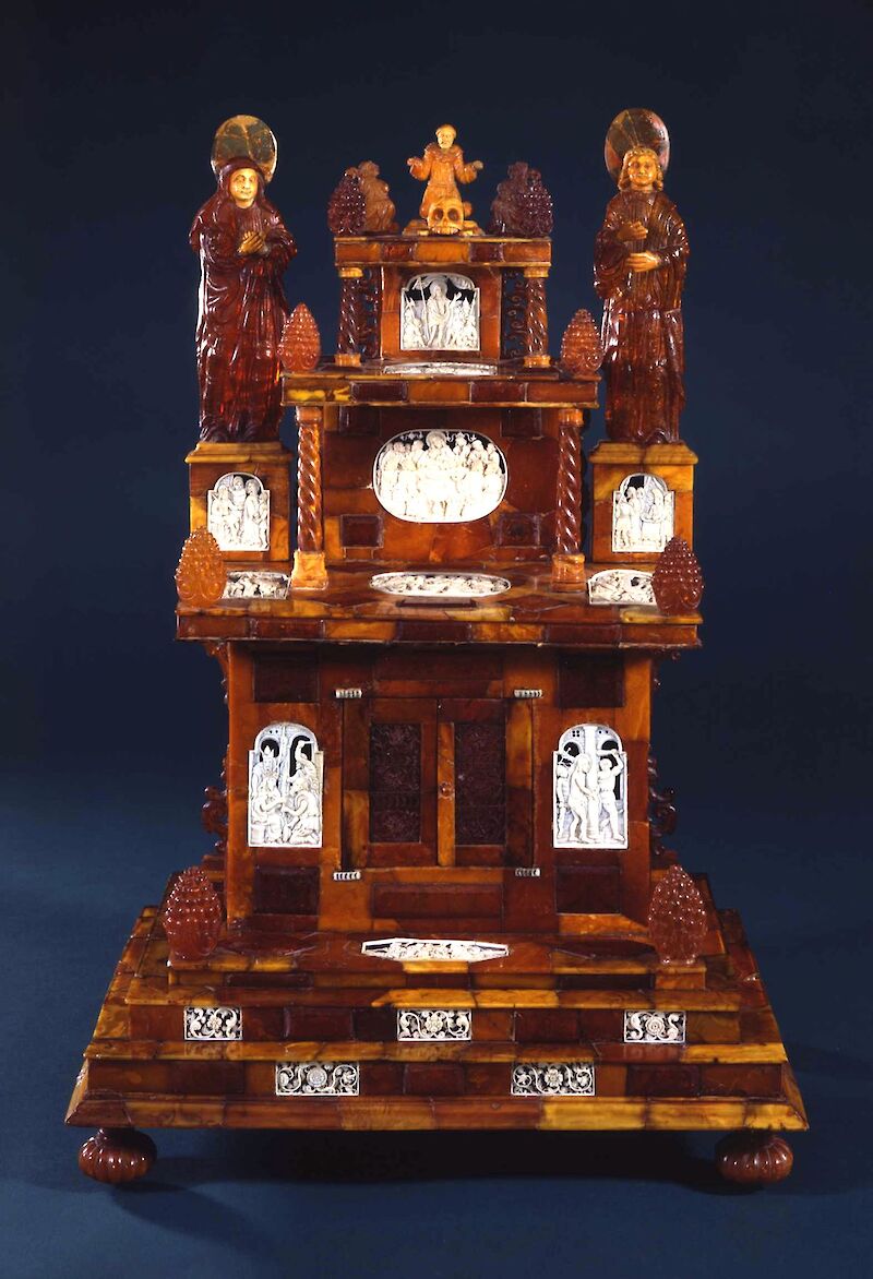 Bernstein-Kreuzfuß, um 1675 © Ostpreußisches Landesmuseum / Dauerleihgabe Bundesrepublik Deutschland.