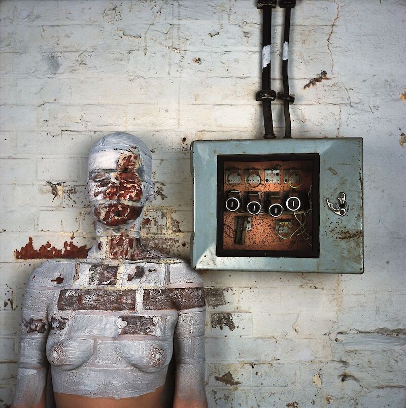 Aufgeschlagene Mauer neben Elektrokasten. Hamburg-Altona 1978 © Holger Trülzsch