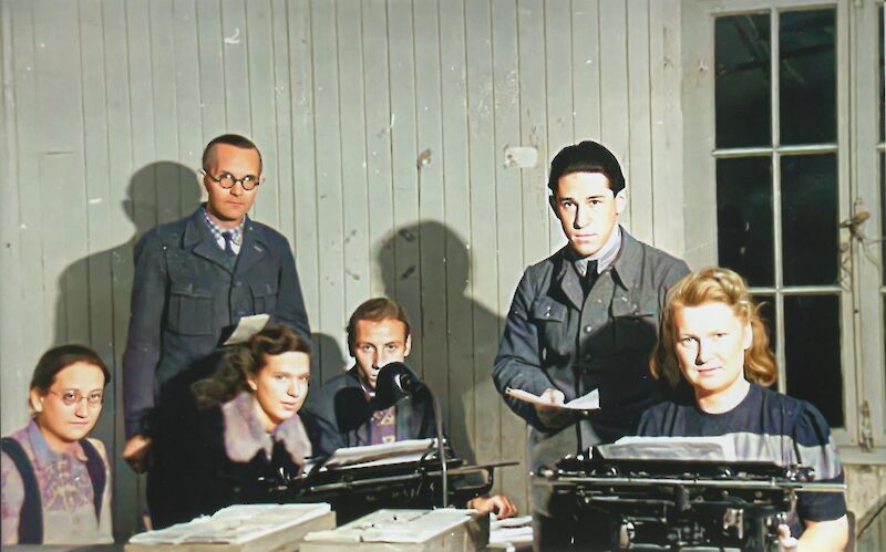 Karteimitarbeitende in einer Baracke, vermutlich Aalborg, vor 1949. Foto: Sammlung Piepenburg